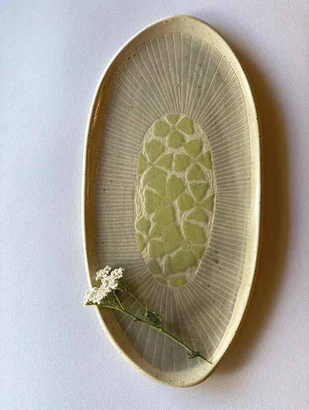 Keramický tácek, Sgraffito flowers II