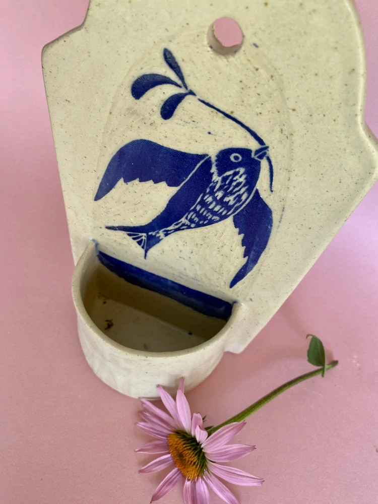 Keramická vázička k zavěšení, Sgraffito Blue Bird