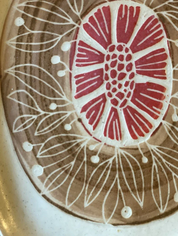 Keramický tácek, Sgraffito flowers III