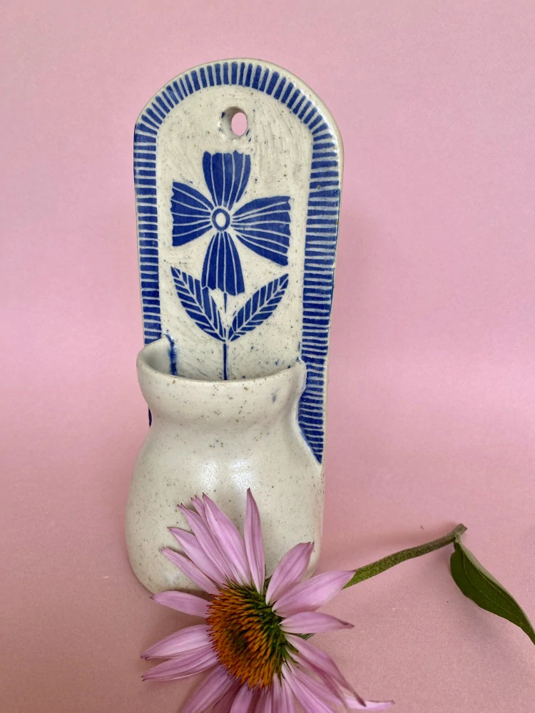 Keramická vázička k zavěšení, Sgraffito Blue