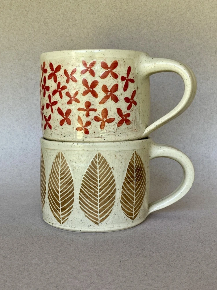 Keramický hrnek, Sgraffito Flowers, Hnědá